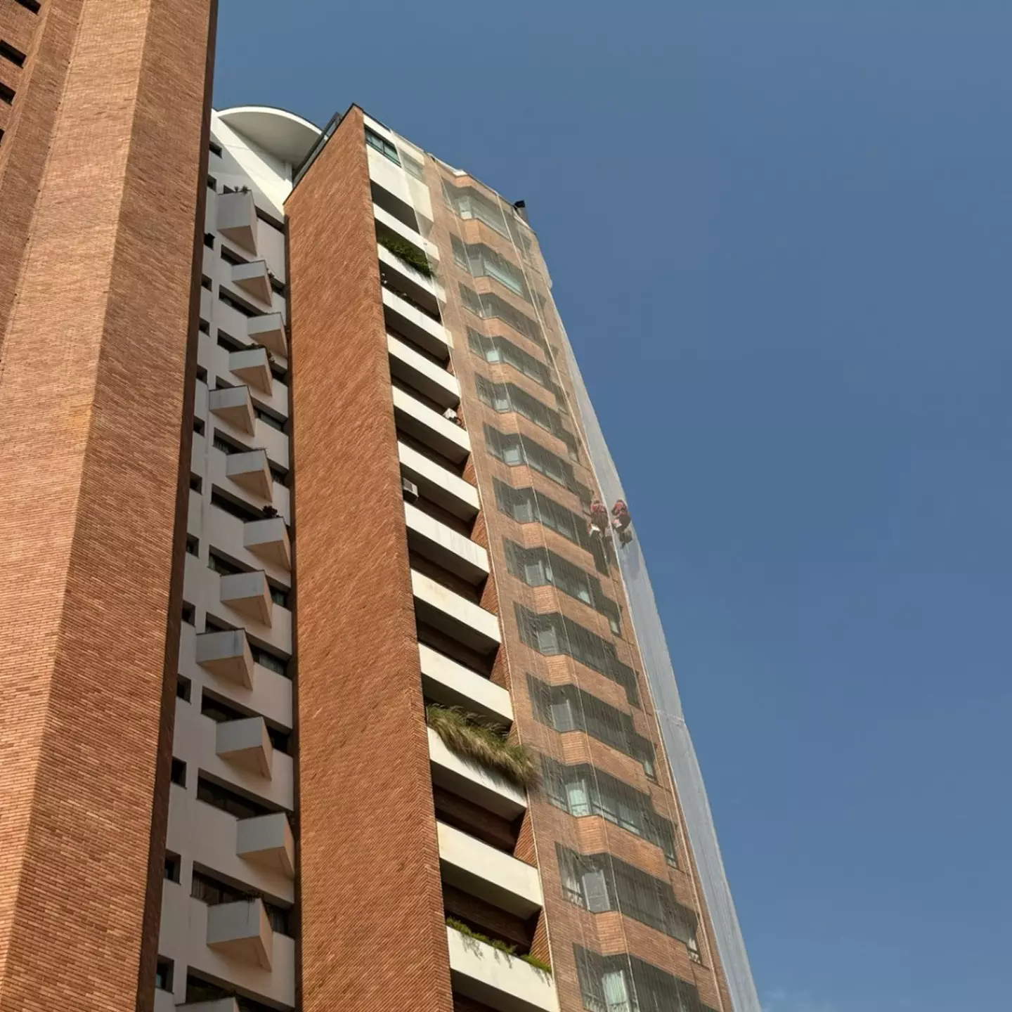 Renove sua fachada com a beleza atemporal dos tijolos aparentes. Durabilidade e estilo!